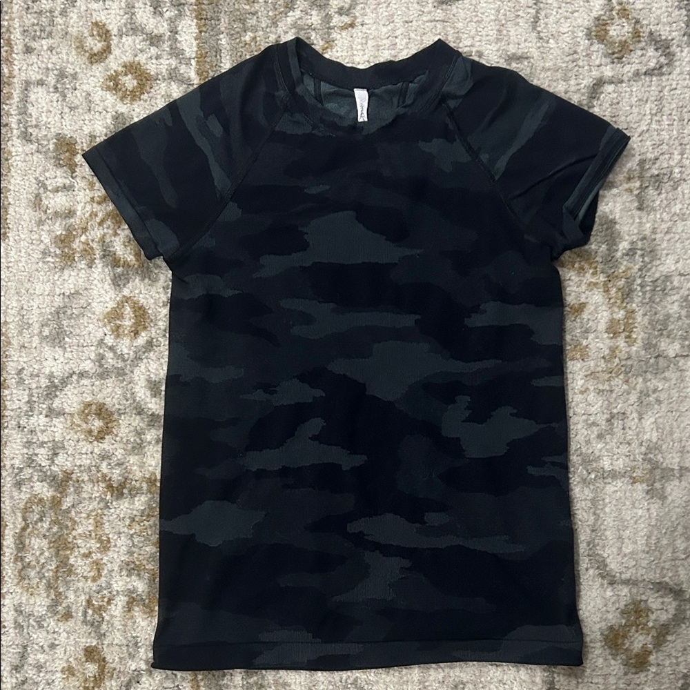 Athleta Black & Charcoal Camouflage Short Sleeve Tee
